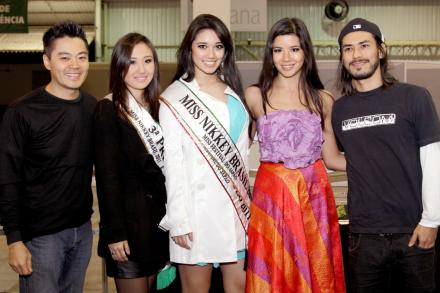 O apresentador Kendi Yamai, Jeniffer Koyama, Camila Cezário, Sayuri Tamashiro e Japinha, do CPM-22